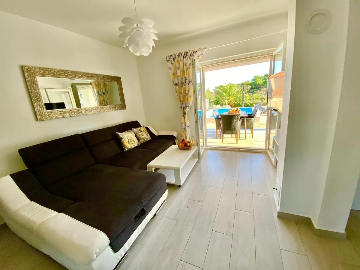 Villa Island Vir With Pool