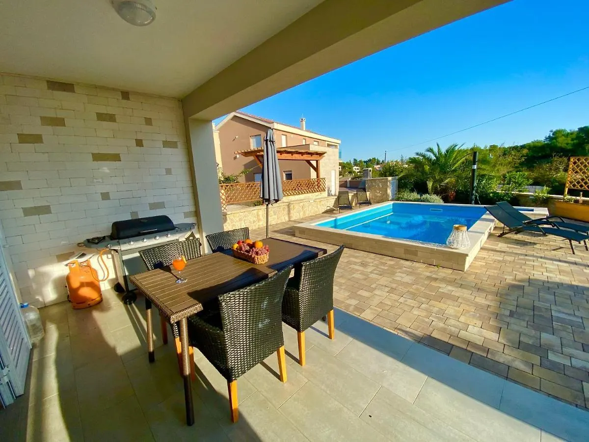 Villa Island Vir With Pool
