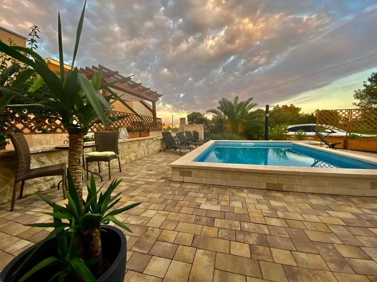 Villa Island Vir With Pool